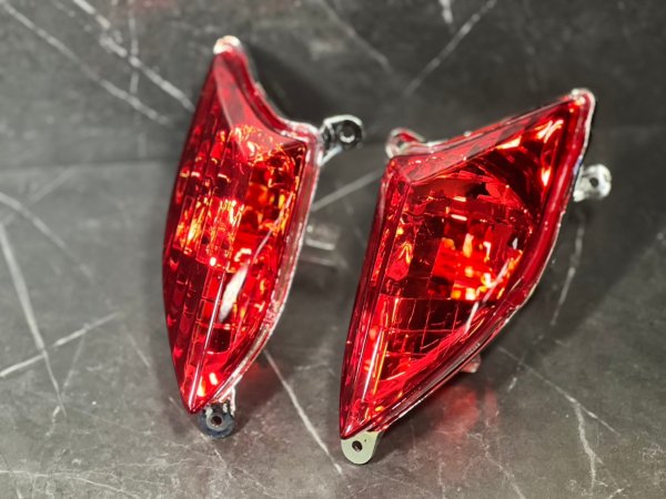 画像2: ✨ 2型シグナスX用フロントウインカーレンズ|スモーク&レッドでスタイルアップ! 🚀 (2)