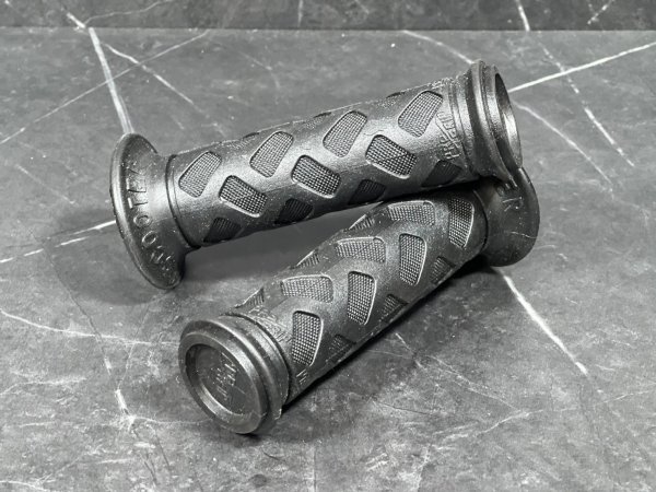 画像1: PROGRIP(プログリップ) バイク用ハンドルグリップ【原付バイク用 φ22.2 / 115mm】｜スタンダードラバータイプ (1)