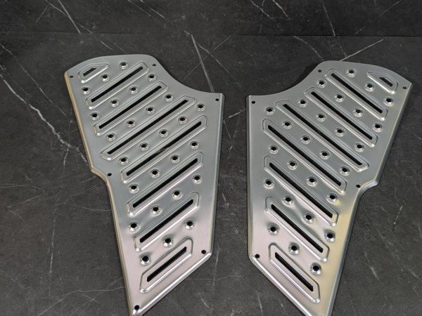 画像2: : 🏍️ KOSO レーザーカットアルミステップボードフルキット｜シグナスX 3型専用！足元のドレスアップに最適！ 🌟 (2)