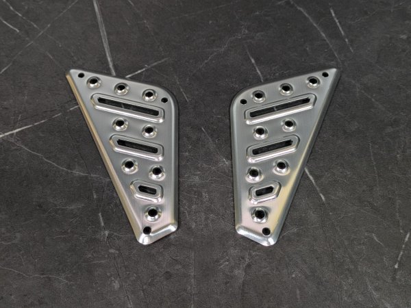 画像4: : 🏍️ KOSO レーザーカットアルミステップボードフルキット｜シグナスX 3型専用！足元のドレスアップに最適！ 🌟 (4)