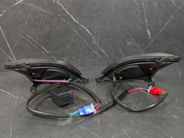 画像3: 🌙 これで君も夜の王者!ドラゴンアイLEDウインカーでシグナスXのカスタムを極めろ!🐉🔥 (3)