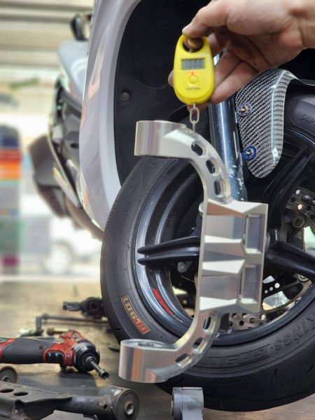 画像5: 🛠️【Super Factory】１ピース　CNCエンジンハンガー　スーパーファクトリー［シグナスX 1型〜5型対応］ロンスイ (5)