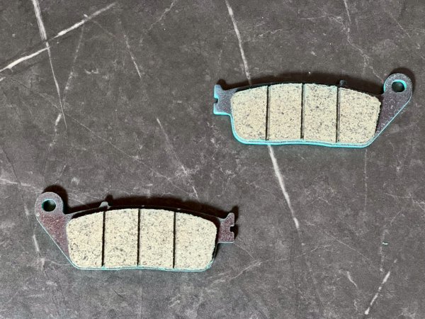 画像4: 👑【KING brake】キングブレーキ  HH版 フロント/リアブレーキパッド 　静かで効く　シグナスｘ３型 ４型 5型 ブレンボ　対応🔥 (4)