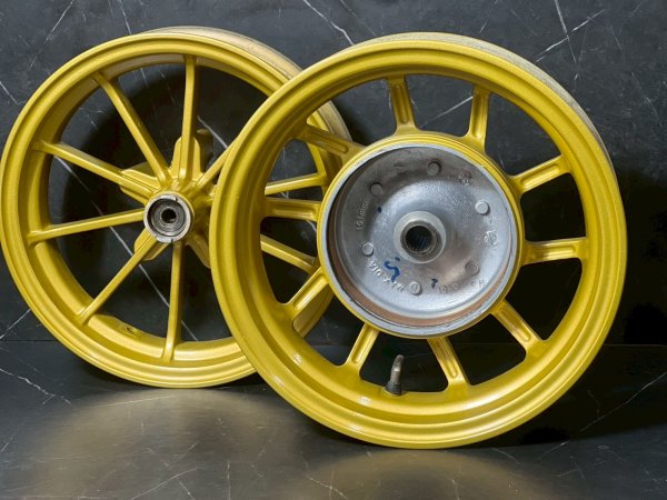 画像2: 【中古品】シグナスX 1.2.3型用 ホイール 前後 セット🏍️ゴールド (2)