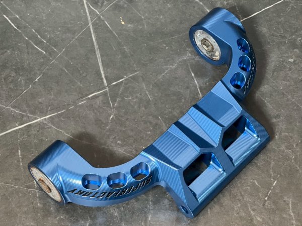 画像34: 🛠️【Super Factory】１ピース　CNCエンジンハンガー　スーパーファクトリー［シグナスX 1型〜5型対応］ロンスイ (34)