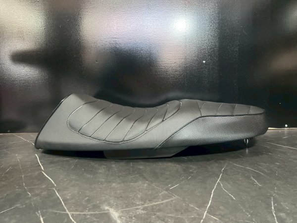 画像2: 【中古品】💫DCR ローダウンタックロールシート ブラックカーボン😈｜シグナスｘ 4・5型用 (2)