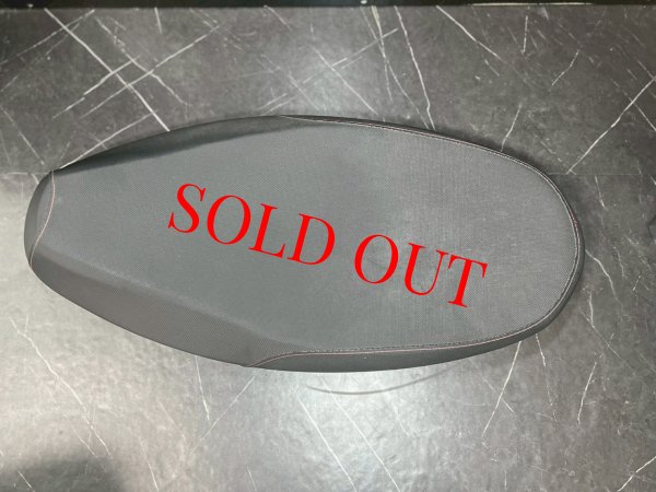 画像1: 【中古品】💫DCR ローダウンフラットシート レッドステッチ😈｜シグナスｘ 4・5型用《Daytona デイトナ 》メットインポケット付き (1)