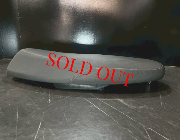 画像2: 【中古品】💫DCR ローダウンフラットシート レッドステッチ😈｜シグナスｘ 4・5型用《Daytona デイトナ 》メットインポケット付き (2)