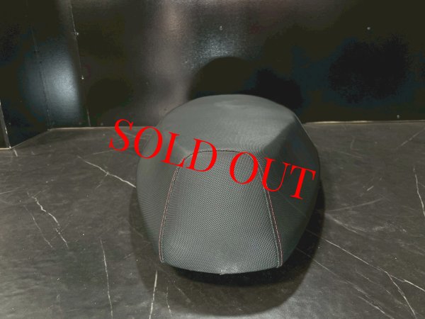 画像4: 【中古品】💫DCR ローダウンフラットシート レッドステッチ😈｜シグナスｘ 4・5型用《Daytona デイトナ 》メットインポケット付き (4)