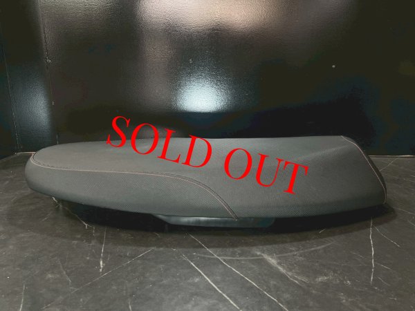 画像3: 【中古品】💫DCR ローダウンフラットシート レッドステッチ😈｜シグナスｘ 4・5型用《Daytona デイトナ 》メットインポケット付き (3)