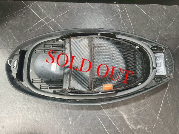 画像6: 【中古品】💫DCR ローダウンフラットシート レッドステッチ😈｜シグナスｘ 4・5型用《Daytona デイトナ 》メットインポケット付き (6)