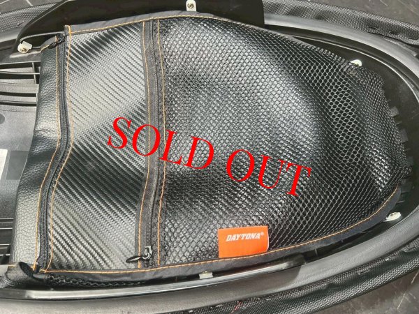 画像7: 【中古品】💫DCR ローダウンフラットシート レッドステッチ😈｜シグナスｘ 4・5型用《Daytona デイトナ 》メットインポケット付き (7)