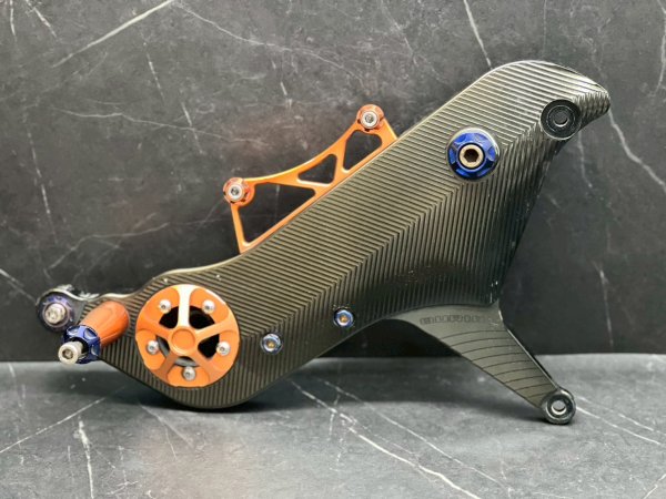 画像1: 【中古品】BURIAL　スイングアーム　シグナスｘ　２、３型対応 (1)