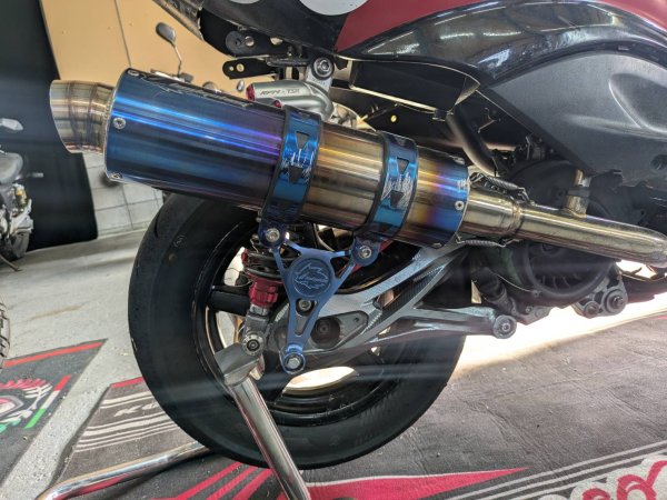 画像2: 🦔HEDGEHOG ヘッジホッグ HS1専用 カチ上げサイレンサーステー｜シグナスX対応 ブラケット (2)