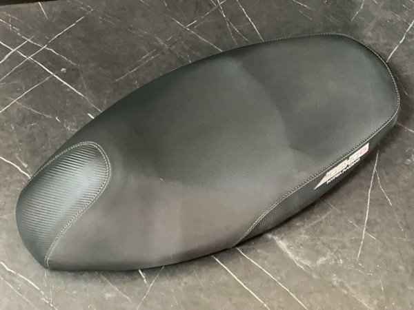 画像1: 【中古品】💫JOSHO1　フラットシート レザー/カーボン シグナス｜ｘ2型用《Daytona デイトナ 》メットインポケット付き (1)