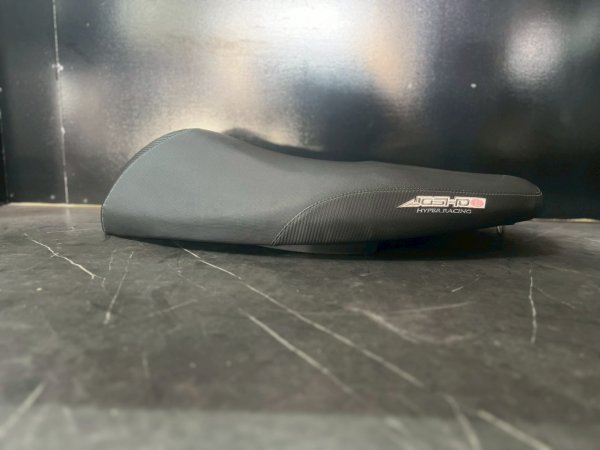 画像2: 【中古品】💫JOSHO1　フラットシート レザー/カーボン シグナス｜ｘ2型用《Daytona デイトナ 》メットインポケット付き (2)