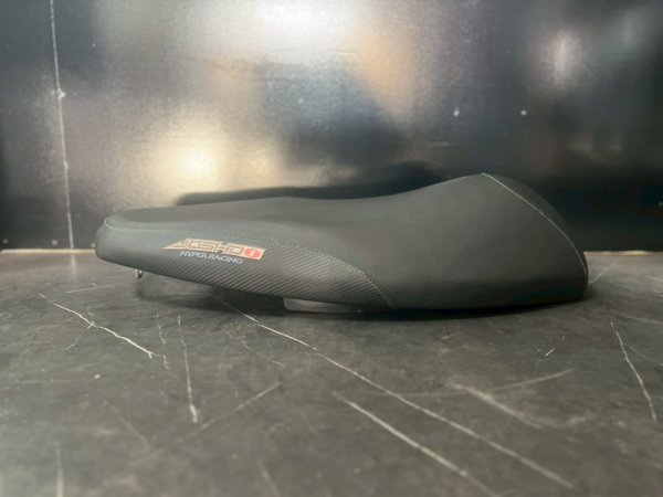 画像3: 【中古品】💫JOSHO1　フラットシート レザー/カーボン シグナス｜ｘ2型用《Daytona デイトナ 》メットインポケット付き (3)