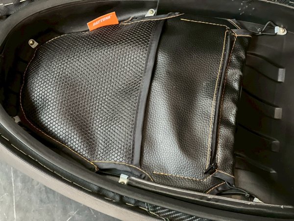 画像7: 【中古品】💫JOSHO1　フラットシート レザー/カーボン シグナス｜ｘ2型用《Daytona デイトナ 》メットインポケット付き (7)