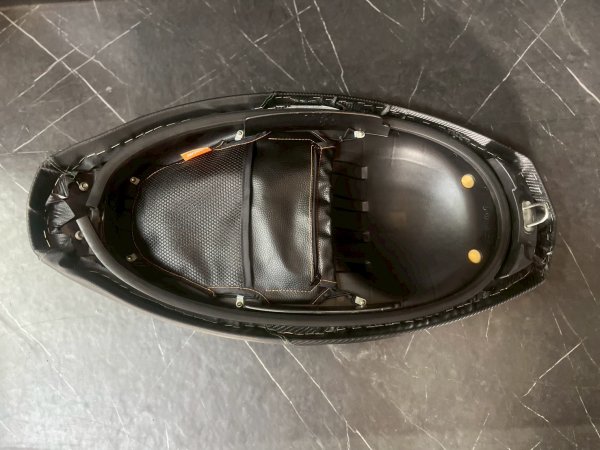 画像8: 【中古品】💫JOSHO1　フラットシート レザー/カーボン シグナス｜ｘ2型用《Daytona デイトナ 》メットインポケット付き (8)