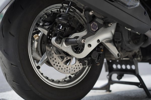 画像5: 🏁 999R CNC 鍛造アルミ リアスイングアーム｜シグナスX 1型〜3型対応【ドラム・ディスクブレーキ対応】 (5)